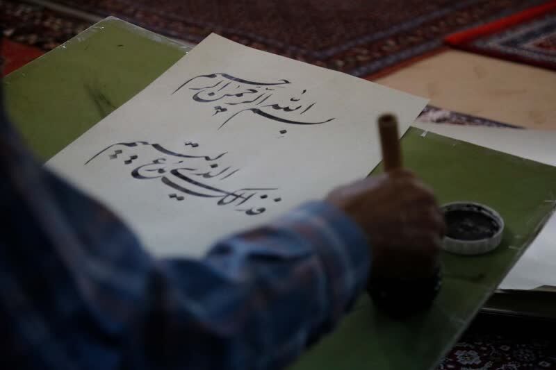 Ang mga calligrapher ng Iran ay sumulat ng teksto ng Quran bilang reaksyon sa pagsira sa banal na aklat