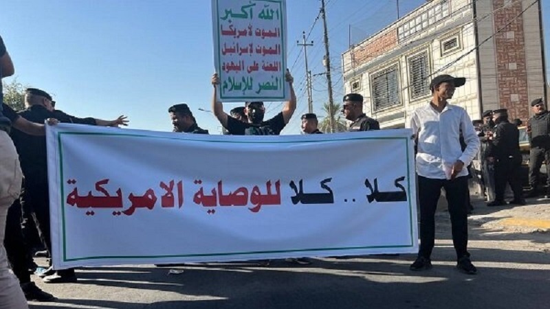 Иракцы протестуют перед американским посольством в Багдаде