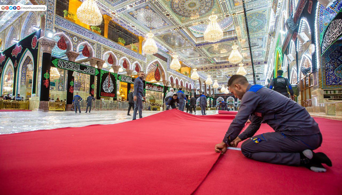 فيديو |فرش مرقد الامام الحسين عليه السلام بالسجاد الأحمر إستعداداً لشهر محرم الحرام