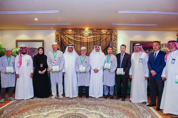 Chinese pilgrims clean Mecca streets before departing for homeland (+Video)