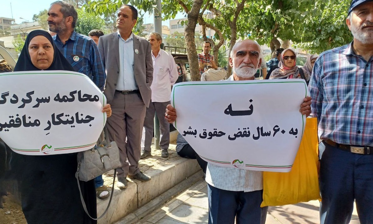 Terror martyrs' families protest MEK's head visit to Italy