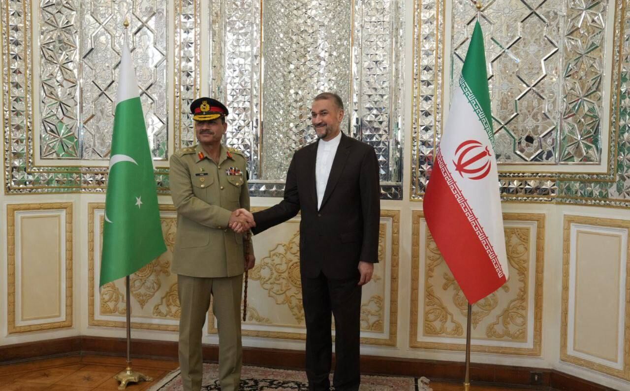 Ministro das Relações Exteriores iraniano se reúne com chefe do Exército do Paquistão