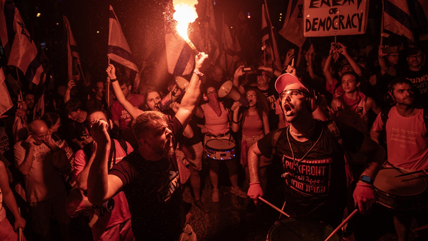 Israeli protesters gather outside stock market