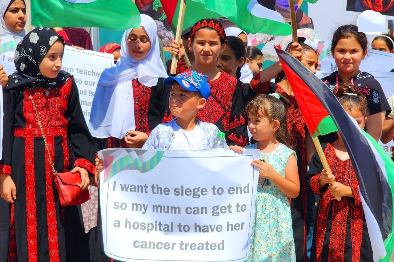 Crianças palestinas protestam contra o cerco de Gaza