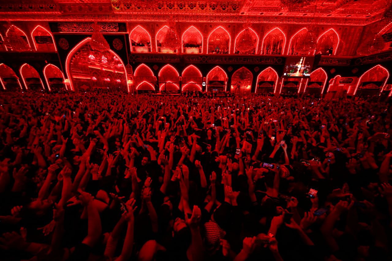 في كربلاء.. تدق ساعة الاستعداد للمآسي وجماهير غفيرة تشاهد استبدال الراية السوداء+(صور)