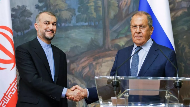 イラン外相がロシア外相に強調、「両国関係を毀損する行動を控えるべき」