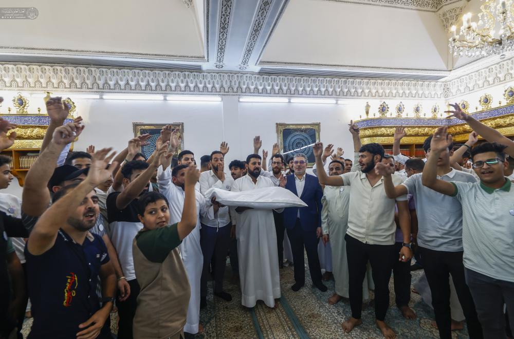 العتبة العلوية تسلم راية الغدير لموكب هيئة شباب الزهراء (ع) +(صور)