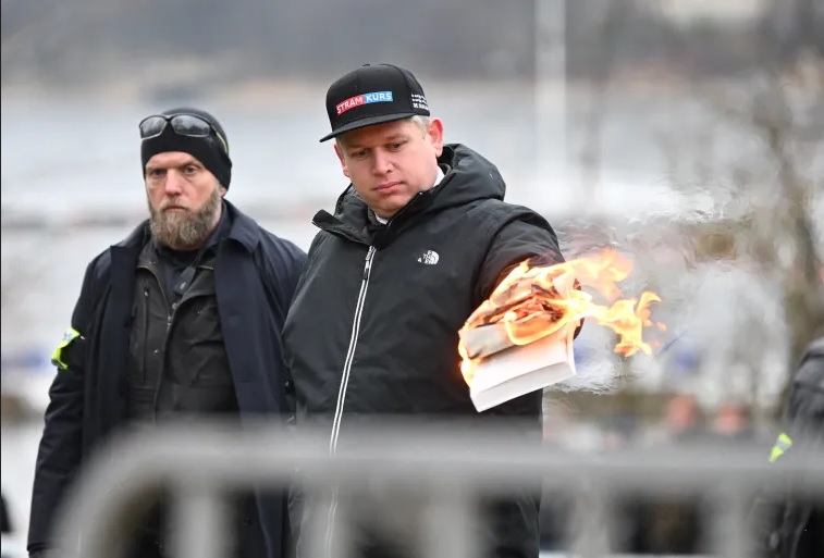 تركيا تصدر أوامر باعتقال الدانماركي "راسموس" و9 آخرين لحرقهم المصحف الشريف