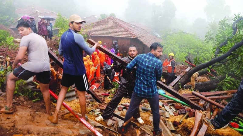 महाराष्ट्र, रायगढ़ में लैंड स्लाइडिंग से 16 की मृत्यु, कई घायल।