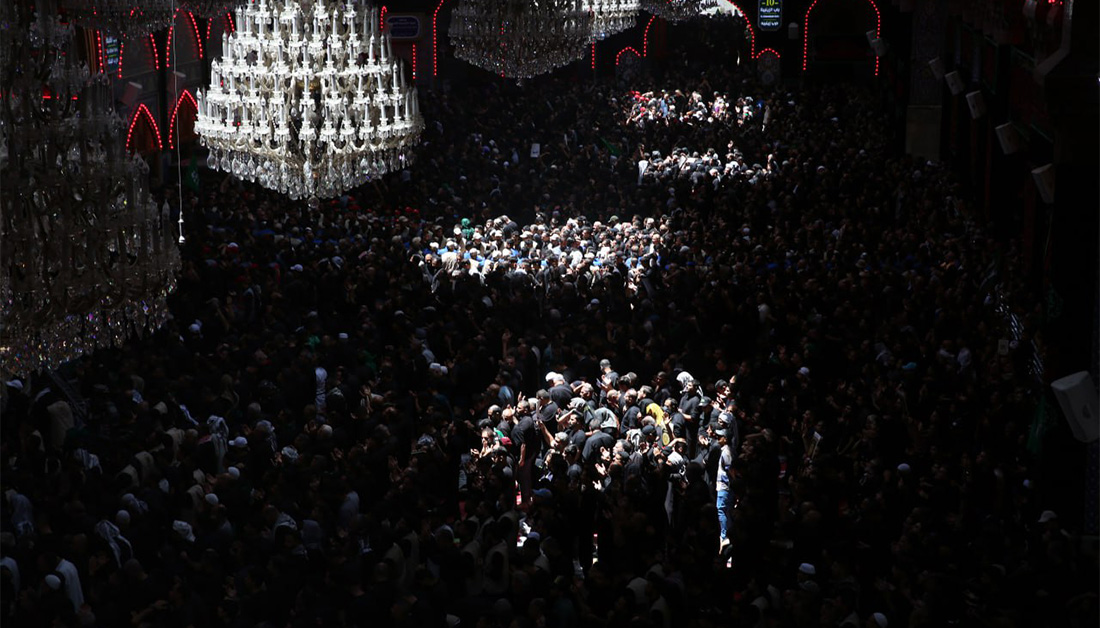 انطلاق مراسم ركضة طويريج.. المشاركون يرددون شعارات "لبيك يا حسين" بين الحرمين