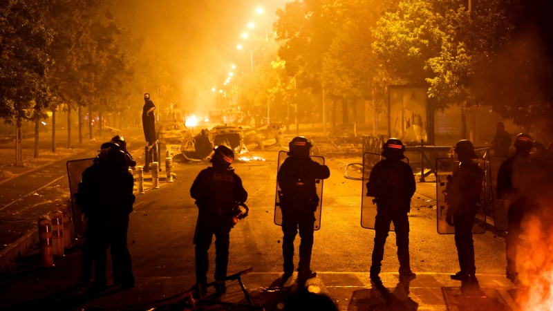  仏の一部都市で夜間戒厳令