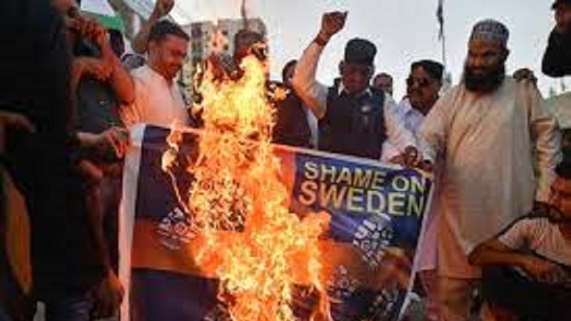  Esplode la rabbia in Pakistan per il rogo del Corano in Svezia