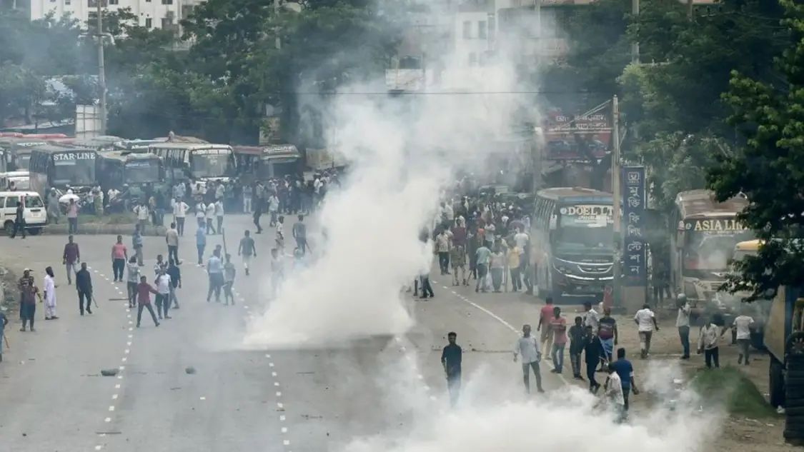 बांग्लादेश में हिंसक प्रदर्शन, प्रधानमंत्री का इस्तीफा मांगा