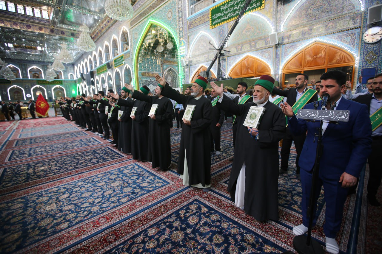 منتسبو العتبة الحسينية يرفعون المصاحف لليوم الثالث على التوالي احتجاجا على الاساءة للقرآن الكريم+(صور)