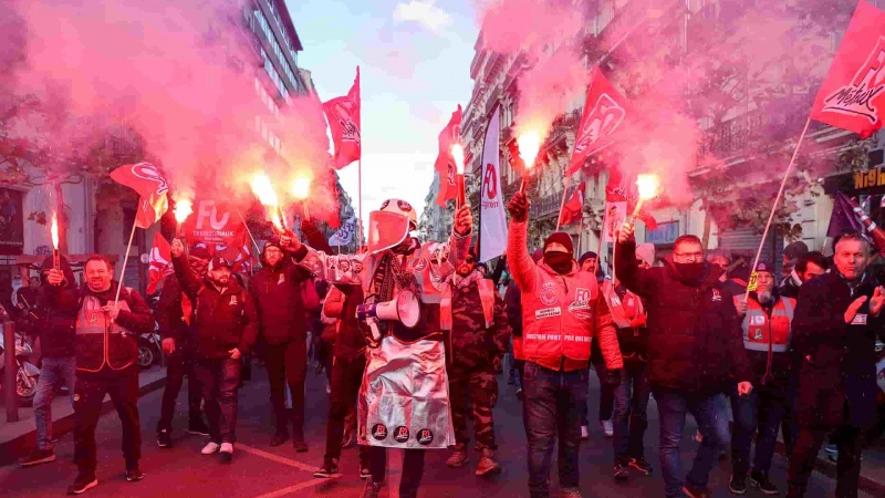 Французская полиция отслеживает мобильные телефоны