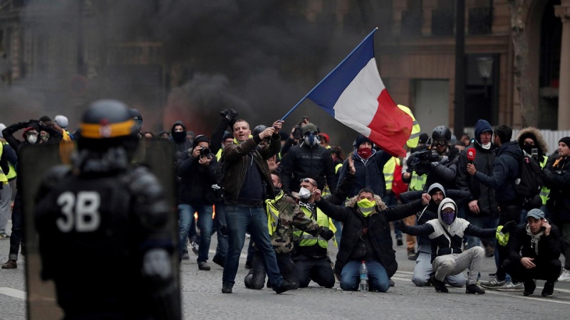 Paris'te polis yasağına rağmen gösteriler devam ediyor