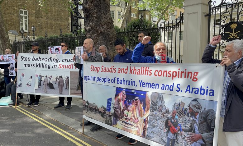 اعتصام أمام السفارة السعودية في لندن لإقدام النظام السعودي على اعدام الشابين "جعفر سلطان وصادق ثامر"