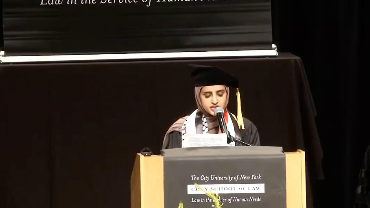 طالبة أمريكية من أصول يمنية تنتقد جرائم الصهاينة الوحشية وكلية الحقوق بجامعة نيويورك تحذف خطابها