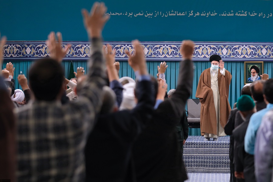 رهبر انقلاب: باید با شیوه‌های خلاقانه و جذاب، یاد شهدا به نسل جوان منتقل شود