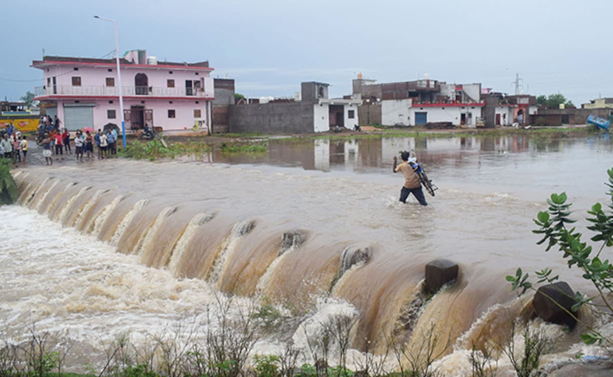 चक्रवाती तूफान का खतरनाक रूप, गुजरात में रेड अलर्ट।