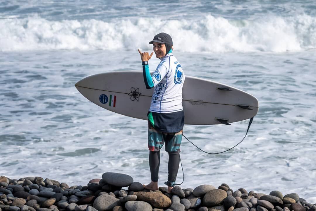 Ang Iranian surfer ay unang babaeng Muslim na lumaban sa ISA World Surfing games