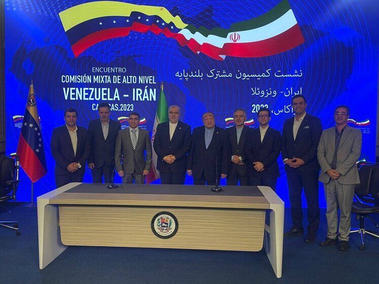 Irã e Venezuela assinam vários contratos de petróleo