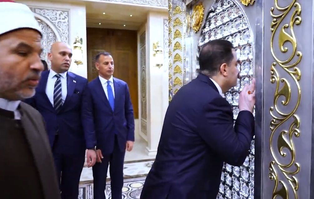 ویدیو/ زیارت مسجد امام حسین(ع) در قاهره توسط نخست وزیر عراق