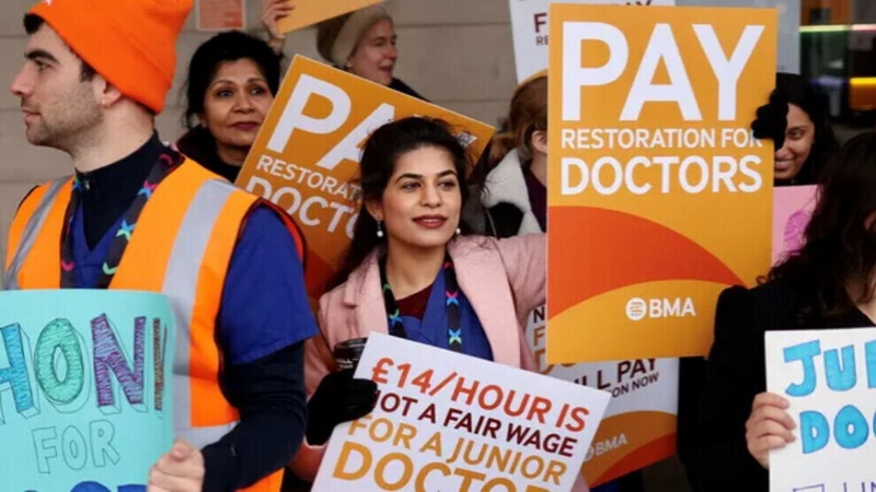 Тысячи британских врачей бастуют