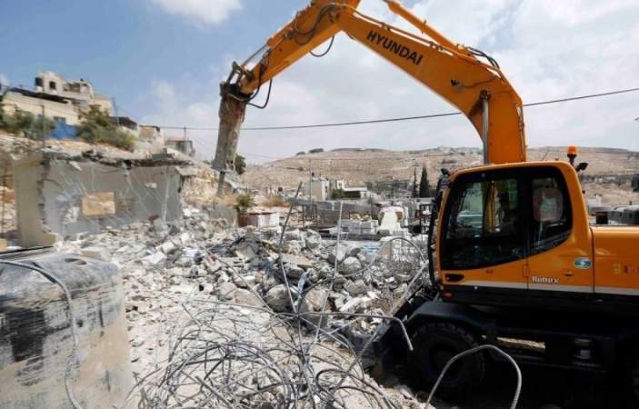 قوات العدو الصهيوني تهدم منازل لفلسطينيين في الضفة والنقب