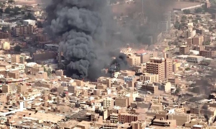 السودان: مقتل 17 شخصا في ضربة جوية في الخرطوم مع ترقب هدنة جديدة