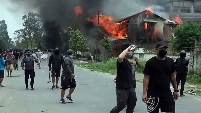 मणिपुर में लगातार हिंसा जारी, जगह-जगह सुरक्षा बलों की तैनाती।