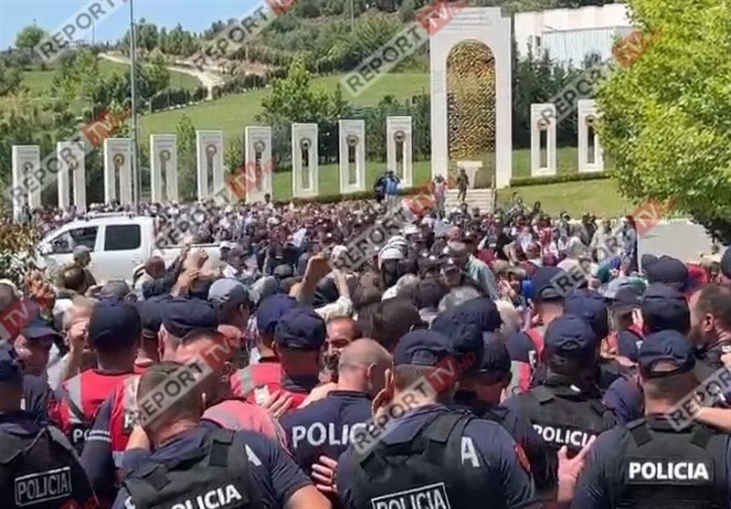 قتيل وعشرات الجرحى في هجوم للشرطة الألبانية على مقر زمرة المنافقين الارهابية 