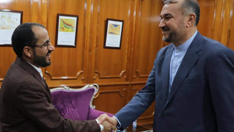 رئيس الوفد المفاوض اليمني يلتقي وزير الخارجية الايراني في مسقط 