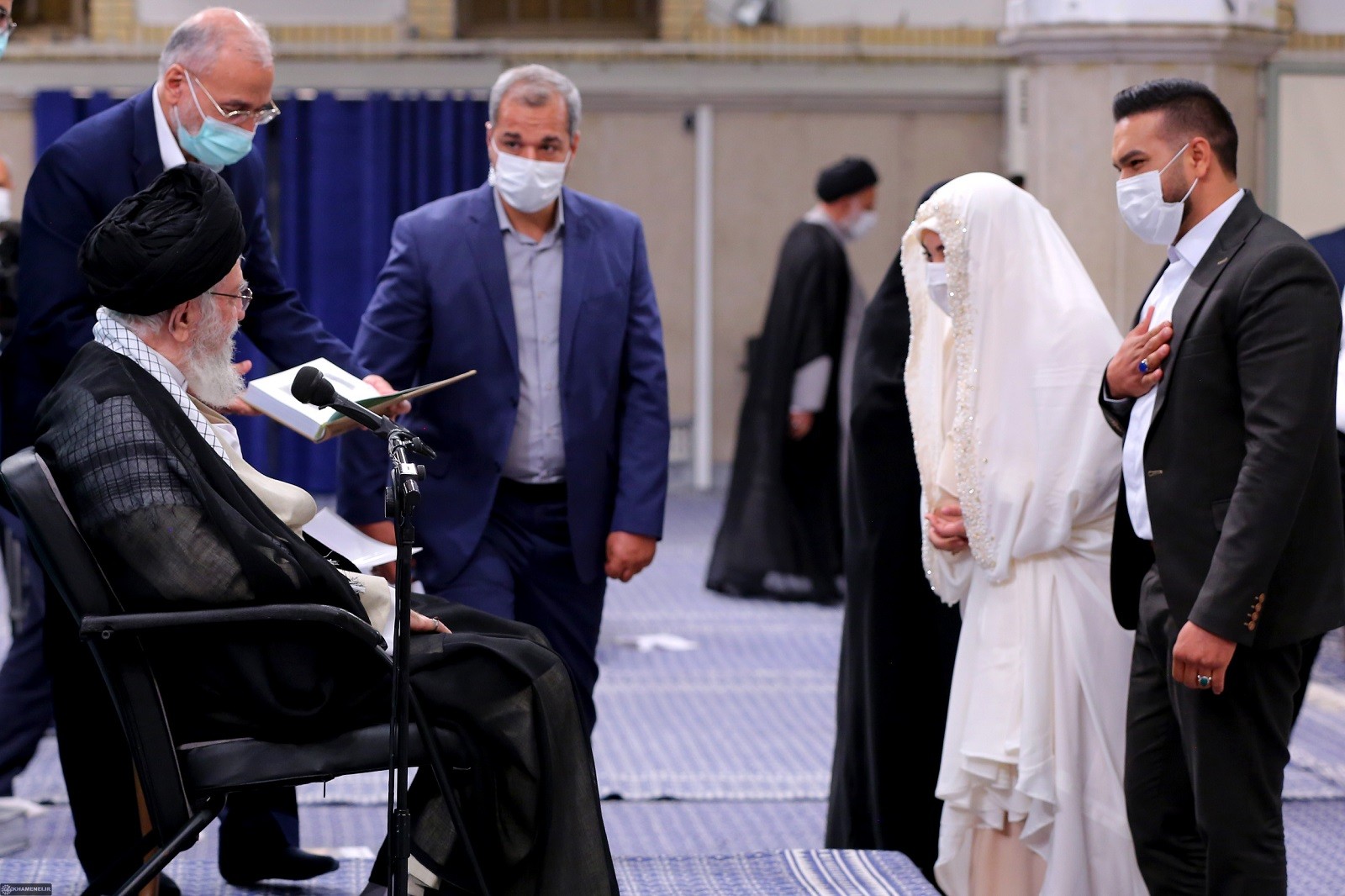 تعاملا معاً بصدق ونقاء ومحبّة