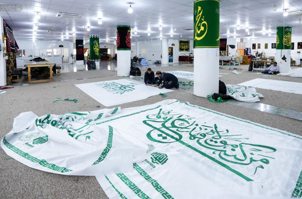 لافتات ورايات مطرزة ضمن الأعمال الخاصة بإحياء مناسبة عيد الغدير في العتبة العلوية+(صور)
