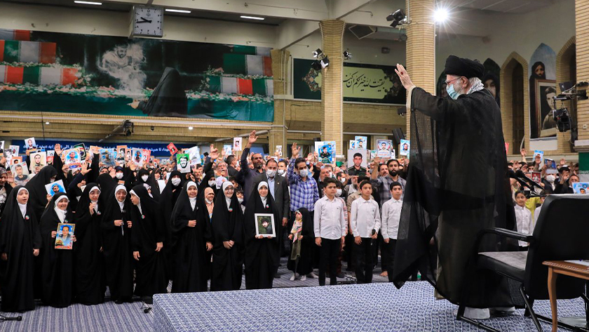 Imam Khamenei recieves martyrs' families