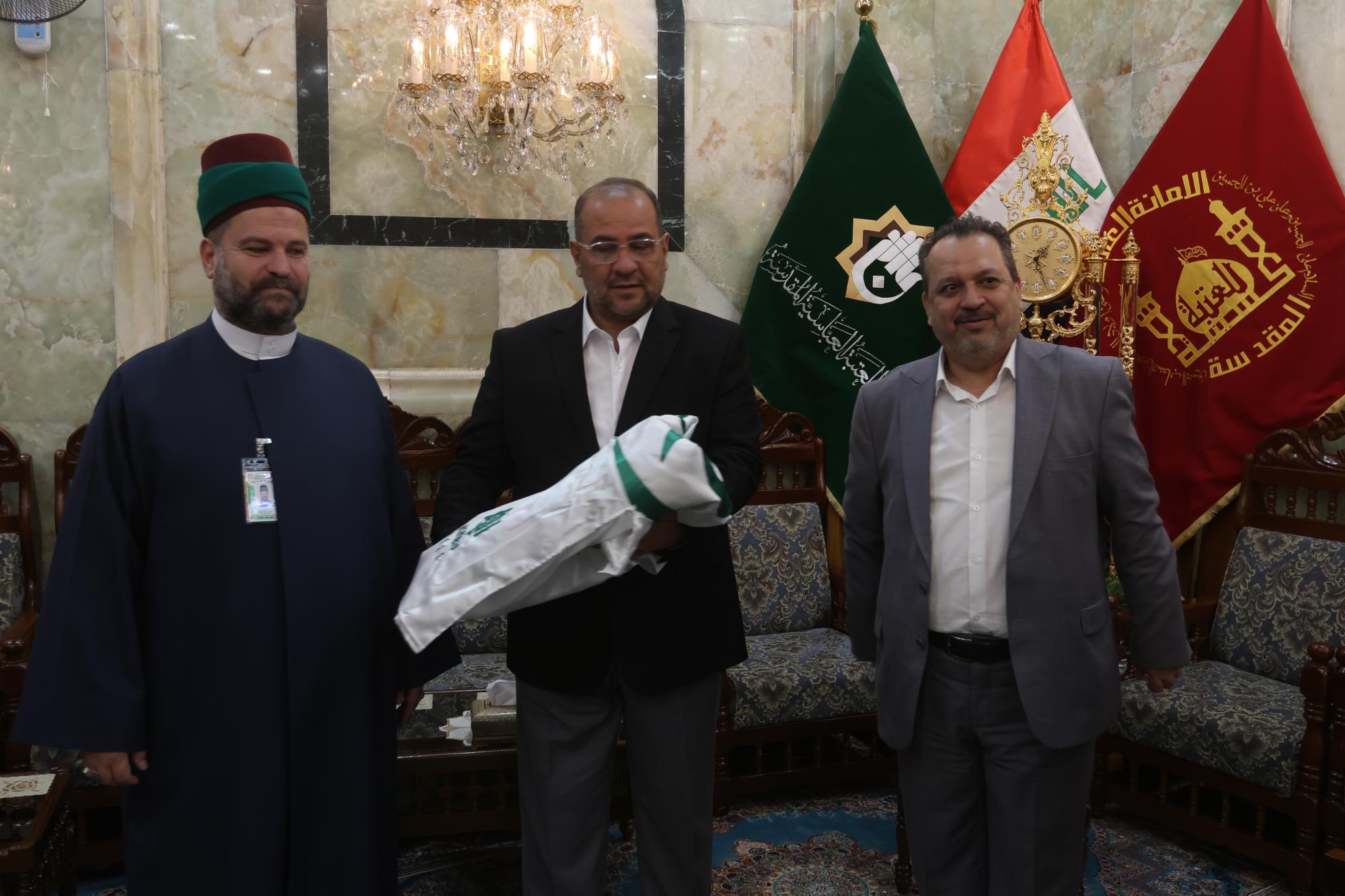 Amir Al-Mu'Minin Shrine gave Al-Abbas Shrine Wilayah flag on approaching of Eid al-Ghadir (+Photos)