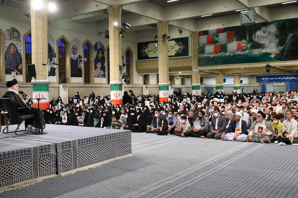 Video: Martyrs are living role models for the younger generation - (Imam Khamenei)