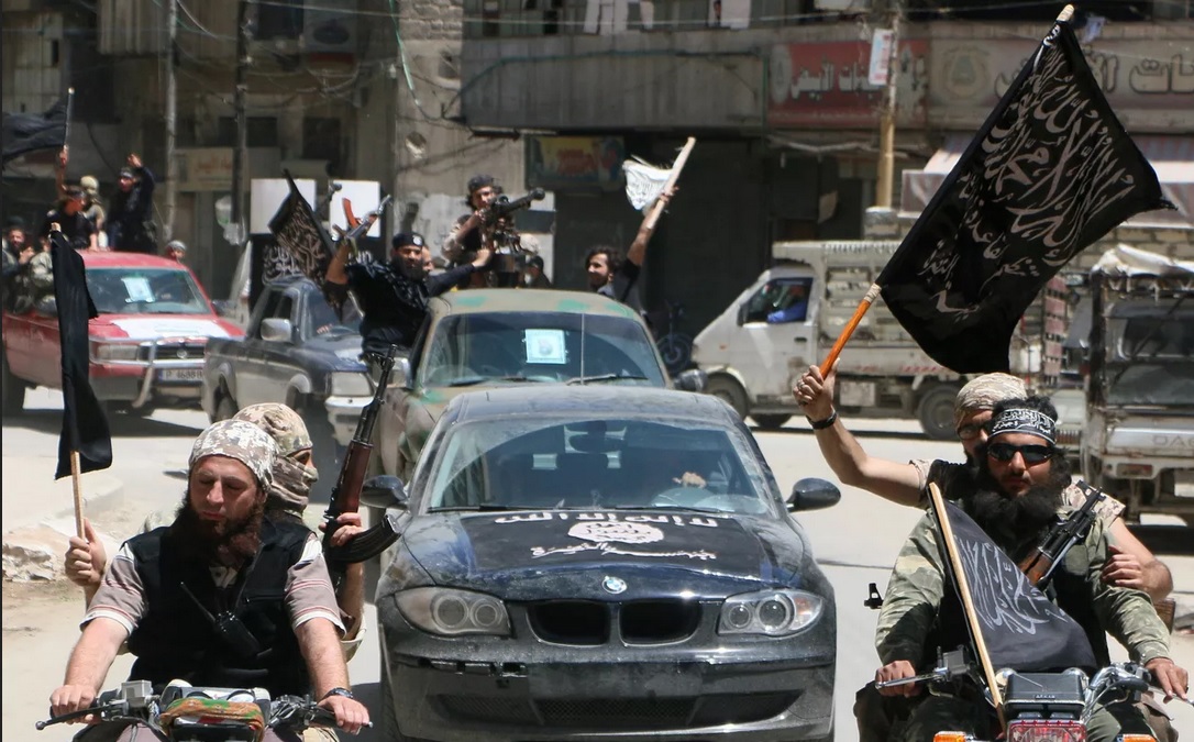 مصادر محلية في ريف إدلب تكشف عن قيام جبهة النصرة الارهابية بنقل عبوات تحوي مواد سامة
