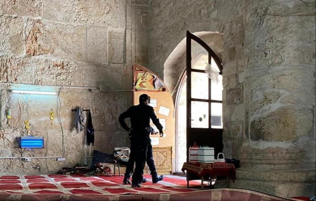 الاحتلال الصهيوني يقتحم مصلى باب الرحمة ويعتدي على مصلين ويعتقل منهم