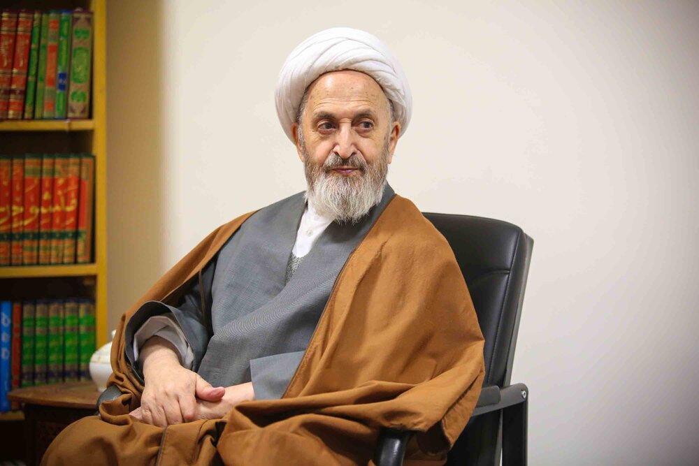 Grand Ayatollah Sobhani: All people await appearance of final savior