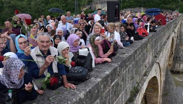 Sjećanje na 3.000 ubijenih u Višegradu: U Drinu spuštene ruže