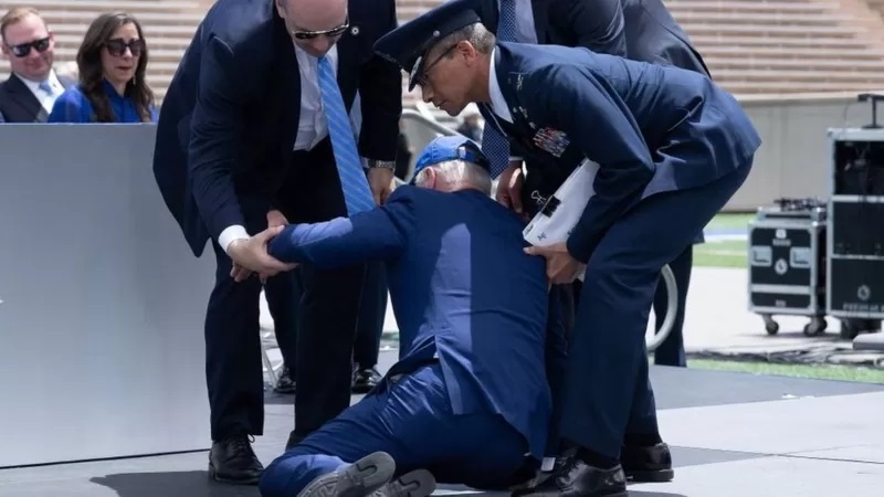 Rais wa Marekani Joe Biden apiga mweleka vibaya katika hafla ya Colorado
