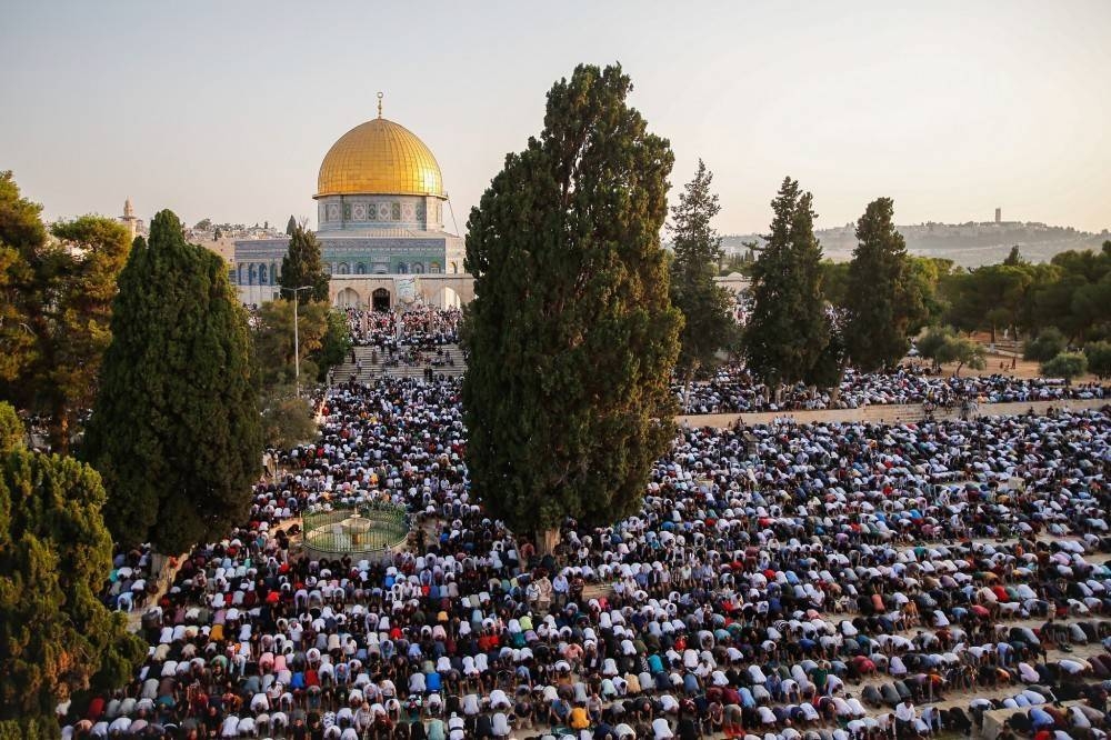 50,000 mga Palestino ang nagsasagawa ng mga Biyernes panalangin sa pinagpalang Al-Aqsa Mosque