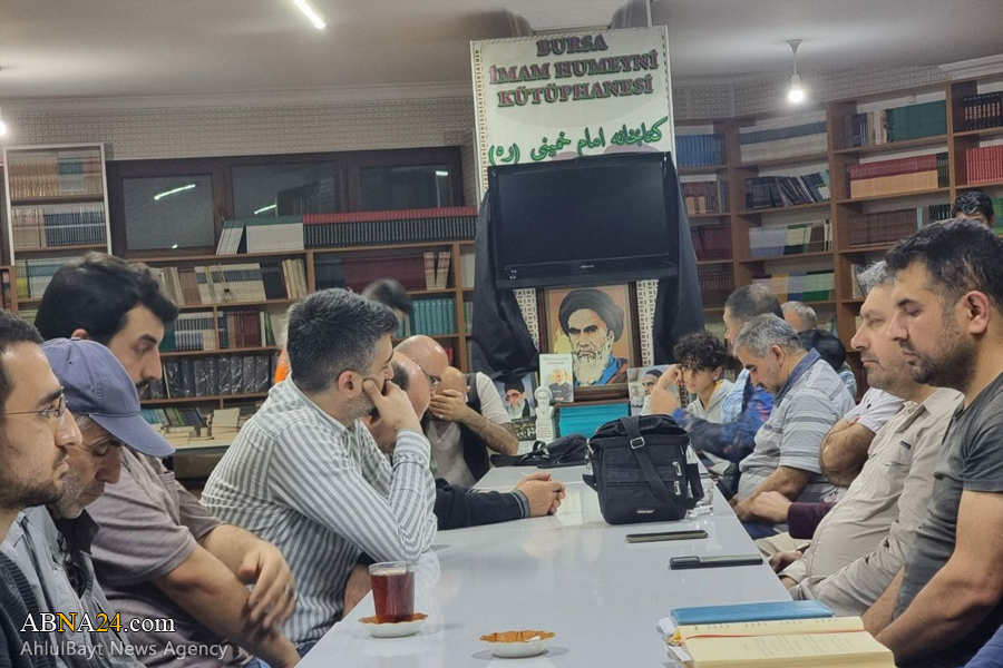 مرتادو مكتبة في مدينة "بورسا" التركية يقيمون الذكرى السنوية لرحيل الإمام الخميني (ره)+(صور)