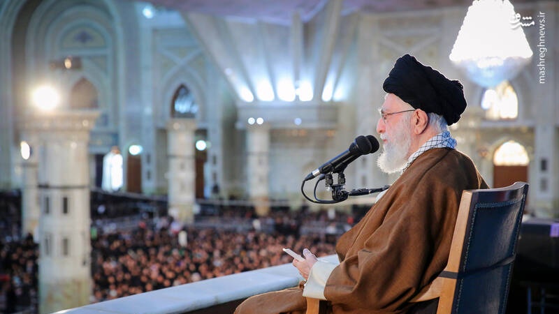 Верховный лидер революции: имам Хомейни (да прибудет с ним милость Аллаха!) - один из лидеров истории