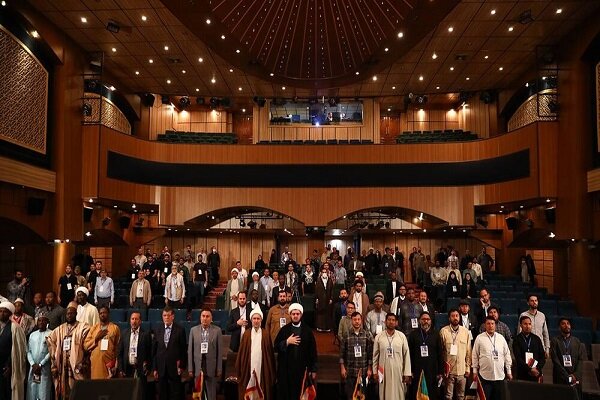 نشطاء ثقافيون من جميع أنحاء العالم يزورون مركز فنون الثورة الإسلامية