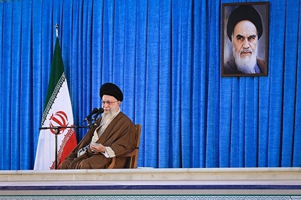Líder supremo: Imam Khomeini Uma figura notável que não pode ser apagada da memória da história