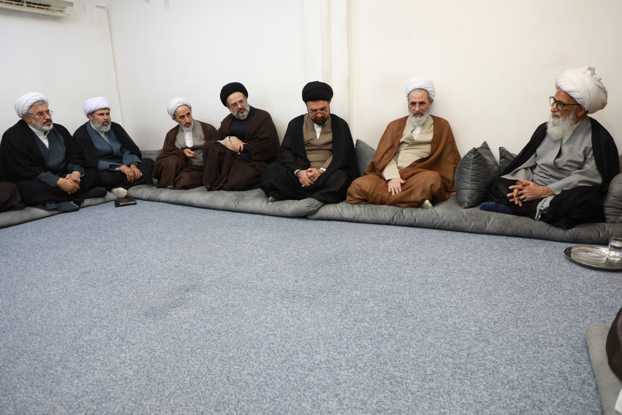  مدير الحوزات العلمية في إيران يلتقي بآية الله النجفي 