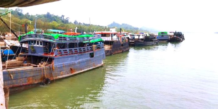 ဘင်္ဂလားဒေ့ရှ် ဆိပ်ကမ်း တွင် ကုန်စည်အချို့ ချခွင့် မရသဖြင့်  မြန်မာ ကုန်တင်သင်္ဘောများ ပိတ်မိနေ 